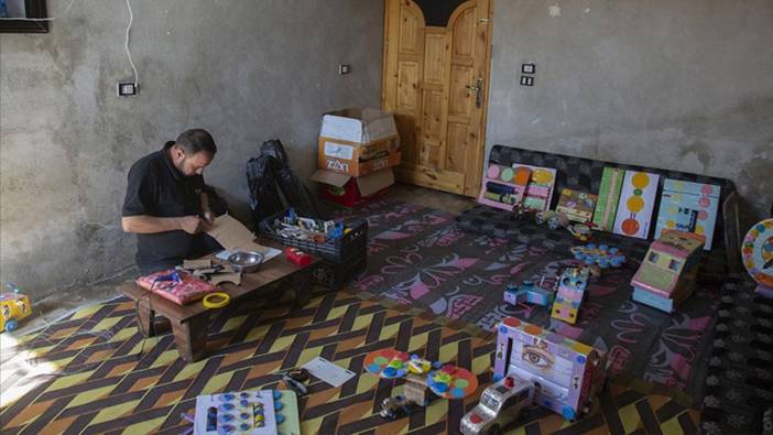 İdlib'li öğretmen atık malzemelerden geliştirdiği araçlarla eğitime katkı sağlıyor