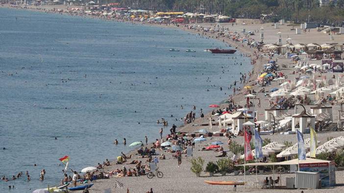 Antalya'da yerli ve yabancı tatilciler denize akın etti! Ekim'in son haftasında tatil keyfi