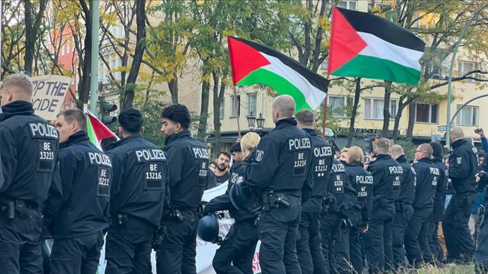 Almanya'daki Yahudi aydınlar, ülkede Filistin yanlısı gösterilerin yasaklanmasını eleştirdi