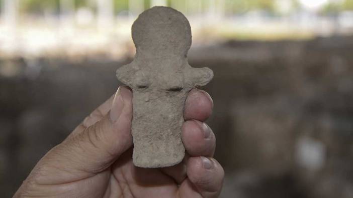 İzmir'de 5 bin yıllık kadın tanrıça heykelciği bulundu