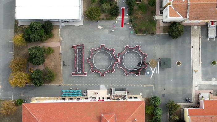 İstanbul'da 600 öğrenciyle "100. yıl" yazılarak Cumhuriyet kutlandı