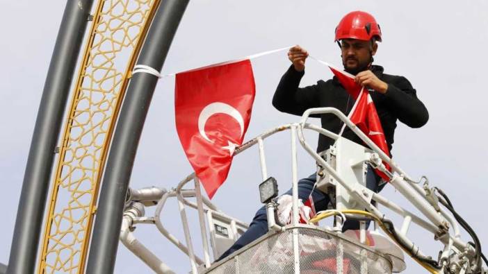 Cadde ve sokaklar Türk bayrakları ile donatılıyor