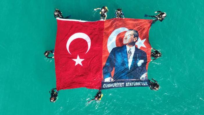 Akdeniz'de anlamlı kutlama: Dalgıçlar Türk bayrağı ve Atatürk posteri açtılar