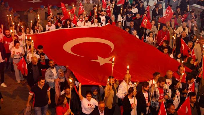 Iğdır’da Cumhuriyetin 100. yılında 100 metre Türk bayrağı ile fener alayı