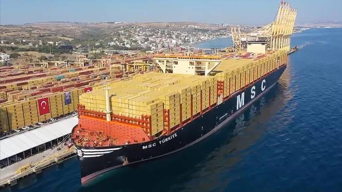 Dünyanın en büyük konteyner gemilerinden biri Türkiye'ye geldi