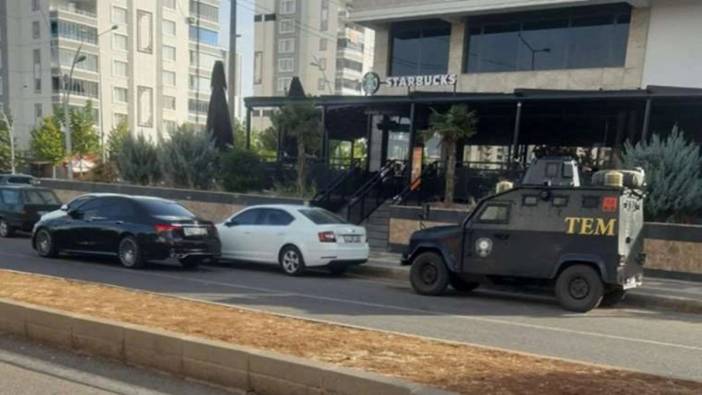 Polis, Diyarbakır'da Starbucks önünde nöbet tutuyor