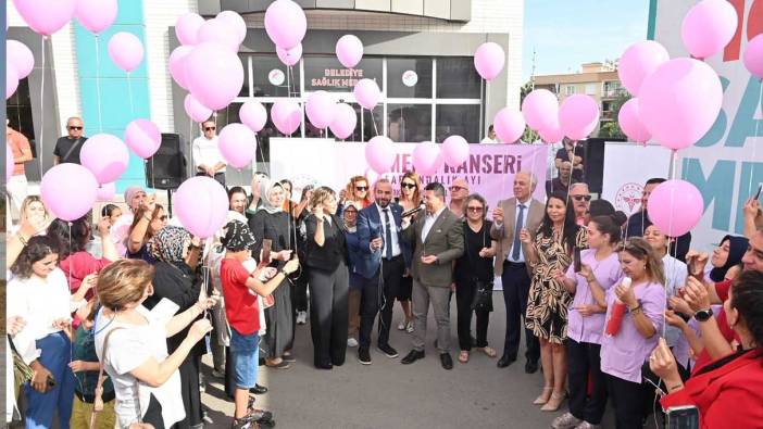 Kepez’de kanser farkındalığı için gökyüzüne pembe balon bırakıldı