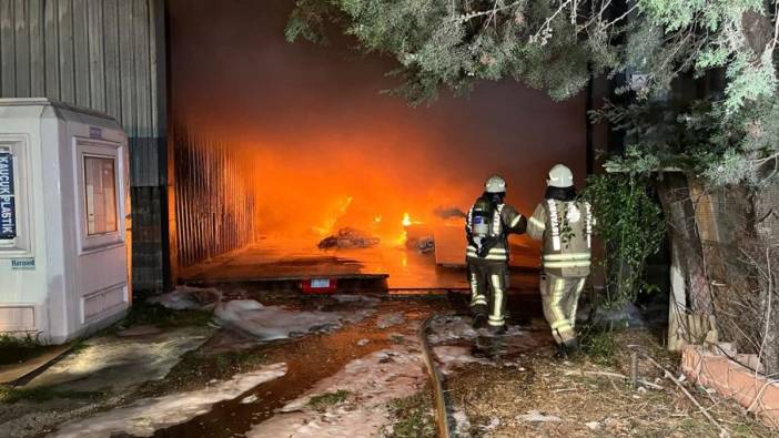 Çatalca'da fabrikanın deposu alev alev yandı