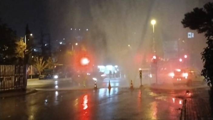 Kadıköy'de su borusu patladı! Fışkıran su metrelerce yükseldi