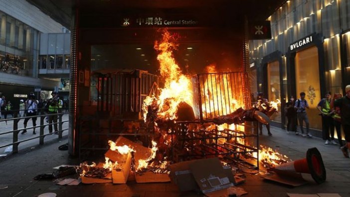Hong Kong'da protestocular barikatları ateşe verdi
