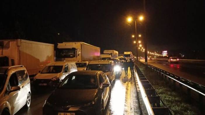 Anadolu Otoyolu'nda zincirleme kaza: 18 araç birbirine girdi
