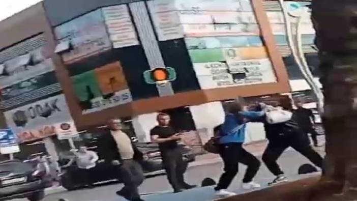 Sakarya'da kızların kavgası kamerada: Elinde silah ile saldırdı