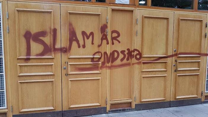 İsveç'te caminin kapısına İslam karşıtı figürler çizildi