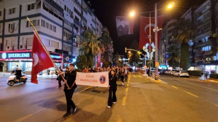 Liseli gençler, Atatürk için yürüdü