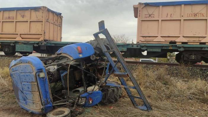 Afyonkarahisar'da yük treni traktöre çarptı: 1 ölü, 1 yaralı