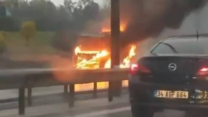 Sancaktepe TEM Otoyolu'nda yanan minibüs alev topuna döndü