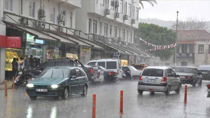 Mersin'de sağanak yağış başladı