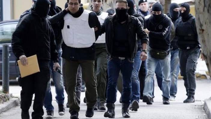 Yunanistan'da biri terör örgütü DHKP-C üyesi 2 Türk yakalandı