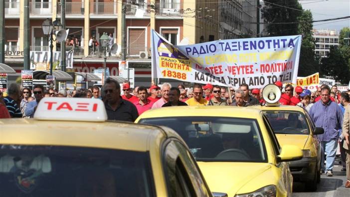 Atina'da taksiciler iş bırakma eylemi yaptı