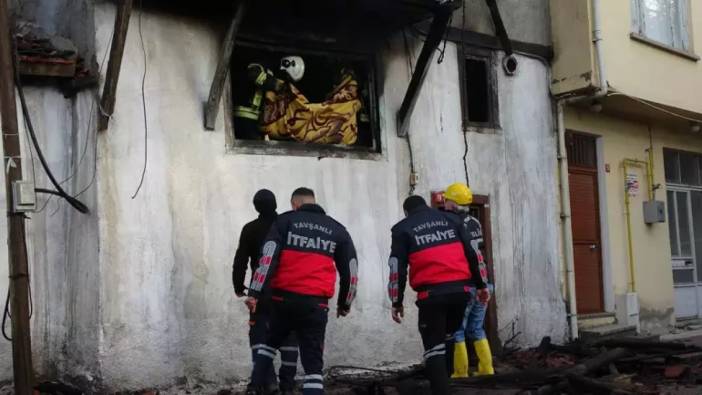 Kütahya'da ev yangını: Yoğun dumana maruz kalan bir kişi hayatını kaybetti