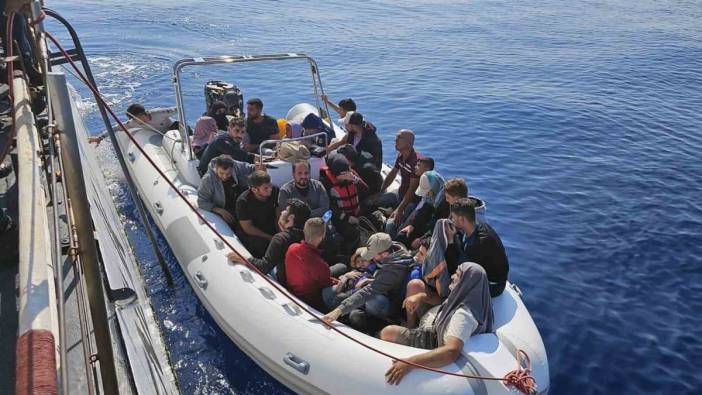 Fethiye açıklarında lastik bottaki 26 düzensiz göçmen kurtarıldı