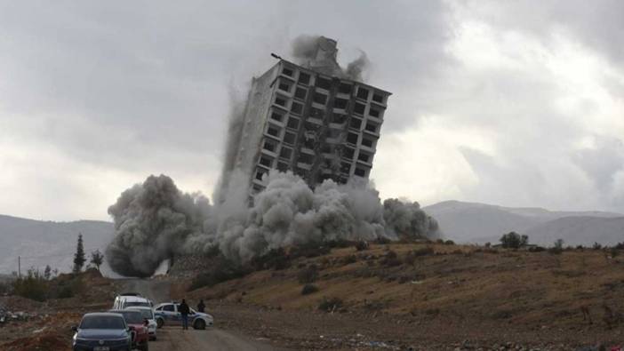 Malatya'da ağır hasarlı 16 katlı bina patlayıcı kullanılarak yıkıldı