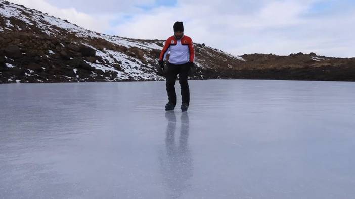 Erzincan'da 3 bin 549 metre yüksekliğindeki Yedigöller'de buz pateni