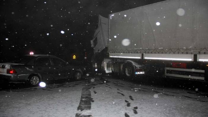 Kar ve tipiden araçlar yolda mahsur kaldı