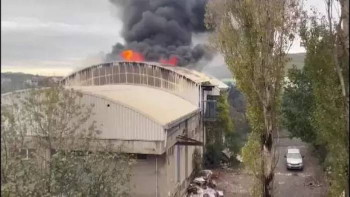 Arnavutköy'de fabrika yangını! Cayır cayır yandı, itfaiye ekipleri sevk edildi