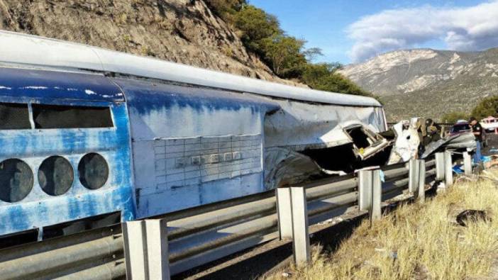 Meksika'da otobüsün köprüden düştü: 12 ölü, 58 yaralı