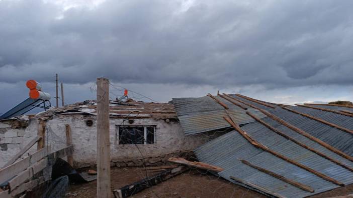 Ardahan'da fırtına nedeniyle bir ahırın çatısı uçtu