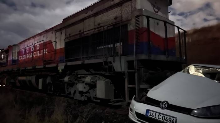 Diyarbakır’da lokomotif otomobile çarptı