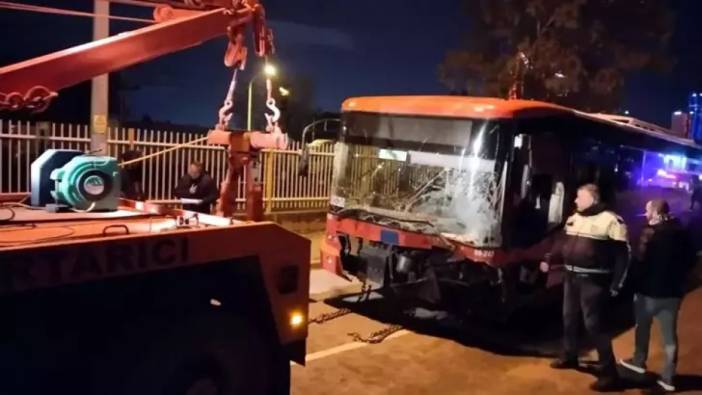 İzmir'de feci kaza! Belediye otobüsü ile otomobil çarpıştı: 1 ölü, 2 yaralı