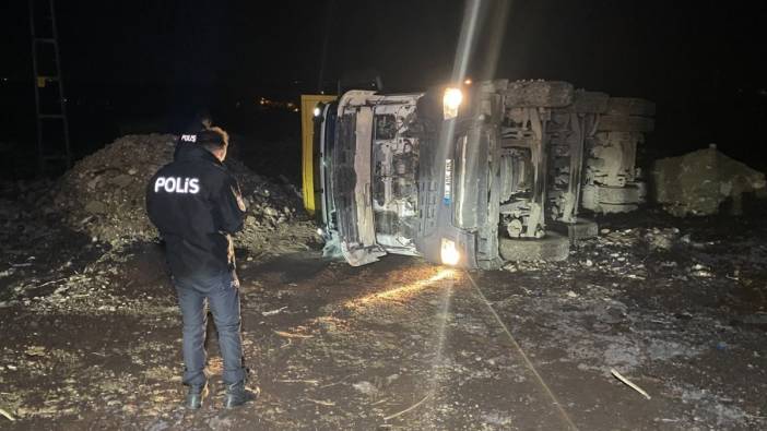 Moloz boşaltırken devrilen kamyonunun sürücüsü hayatını kaybetti