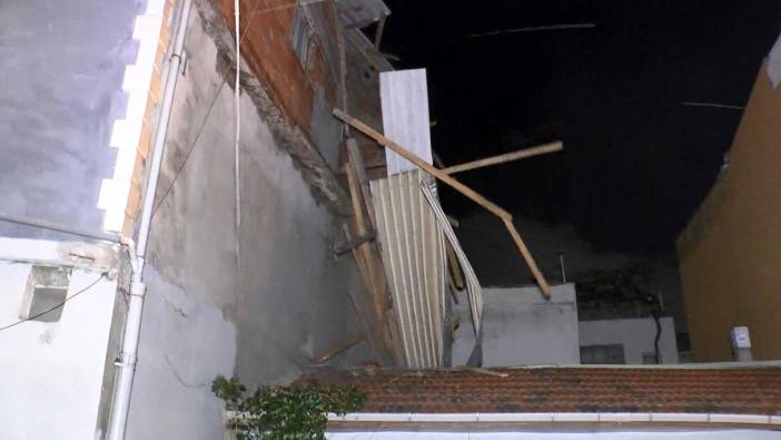 Bursa'da 3 katlı binanın çatısı müstakil evin üstüne düştü