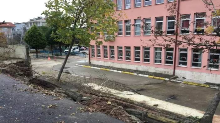 Şiddetli yağış esnasında okul bahçesinin istinat duvarı yıkıldı