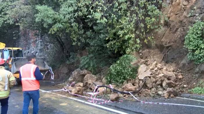 İstanbul'da tehlikeli olay: Yamaçtan yola kaya parçaları düştü