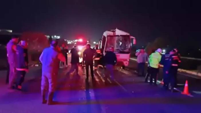 Manisa'da feci kaza: Servis minibüsü TIR’a arkadan çarptı, 12 yaralı