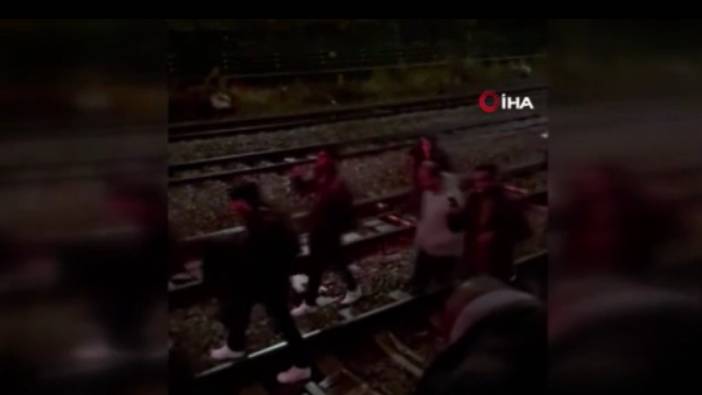 Londra’da demiryolu hattında arıza yaşandı: Yolcular raylarda yürüdü