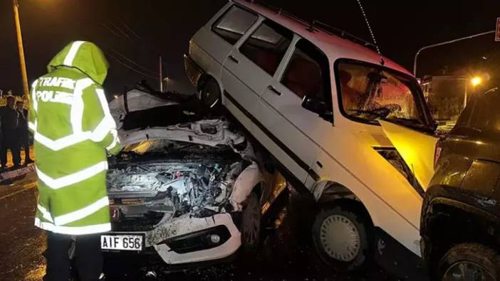 İzmir'de çarpışan otomobiller arızalı otomobile çarptı: 1 yaralı
