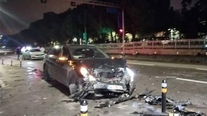 Kadıköy'de feci kaza! Alkollü sürücü ışıklarda duran araçlara çarptı