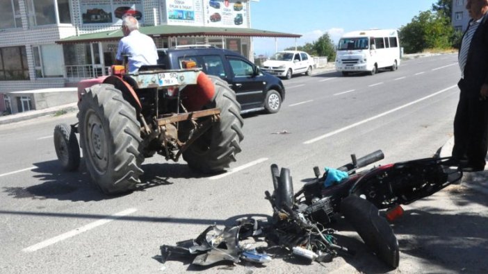 Motosiklet traktörle çarpıştı: 2 yaralı