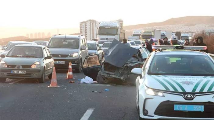 Ankara'da feci kaza: Otomobil kamyona çarptı: 1 kişi hayatını kaybetti, 4 yaralı