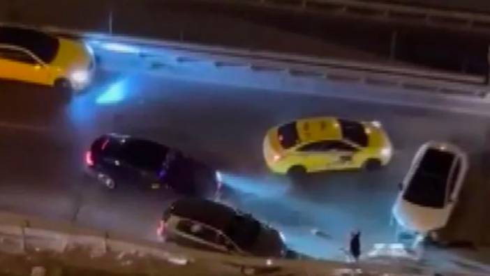 Kadıköy'de trafik kazası: iki otomobil çarpıştı