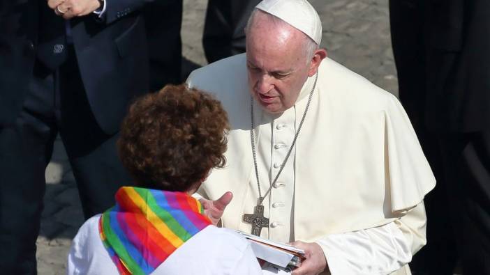 Yıllardır tartışılıyordu... Papa'dan eşcinsel çiftlere 'şartlı izin'!