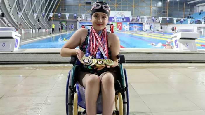 Bacaklarını geliştirmek için başlamıştı: Kas hastası Ayşegül yüzmede 23 madalya kazandı