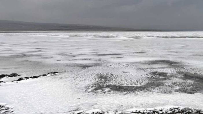 Ardahan'da Aktaş Gölü'nün yüzeyi buz tuttu