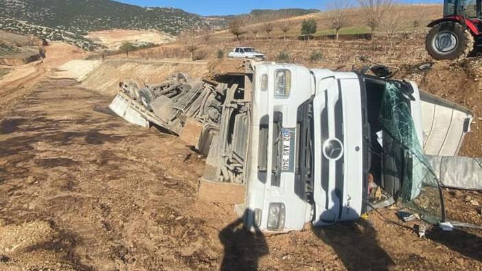 Adıyaman'da tır şarampole devrildi