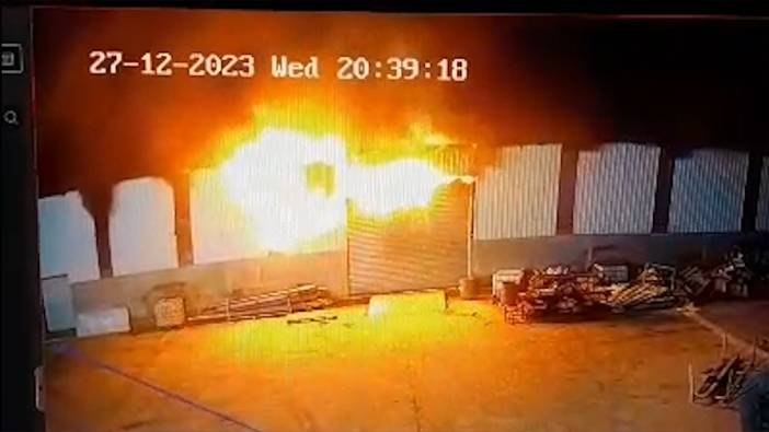 Rize’de mobilya fabrikasında çıkan yangın güvenlik kamerasına yansıdı