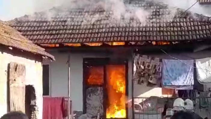 Düzce'de sobadan çıkan yangın, evde büyük hasara yol açtı
